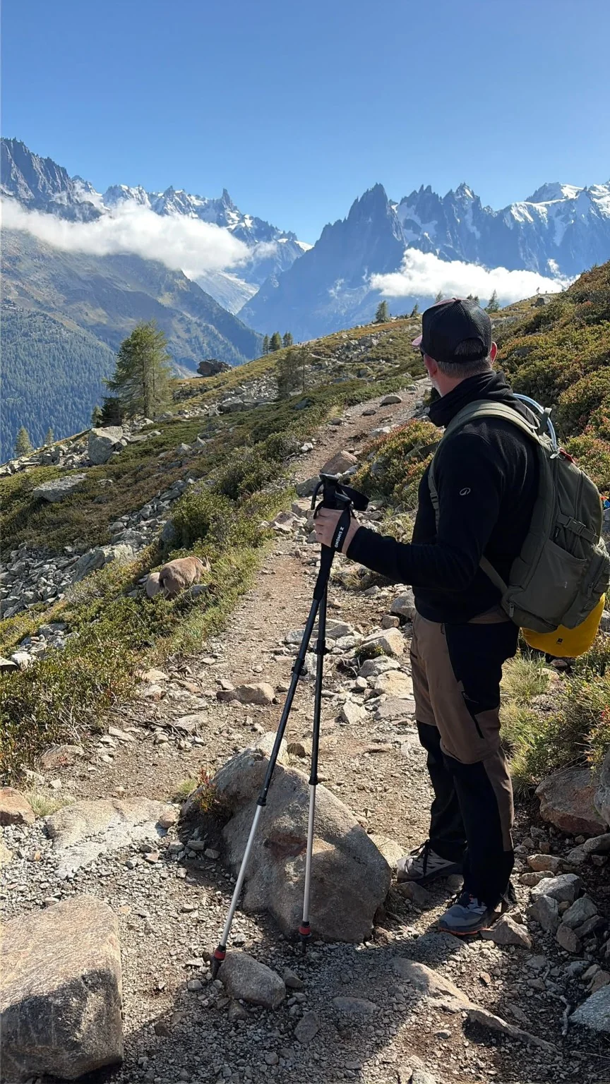 Wandelaar verkent het bergpad